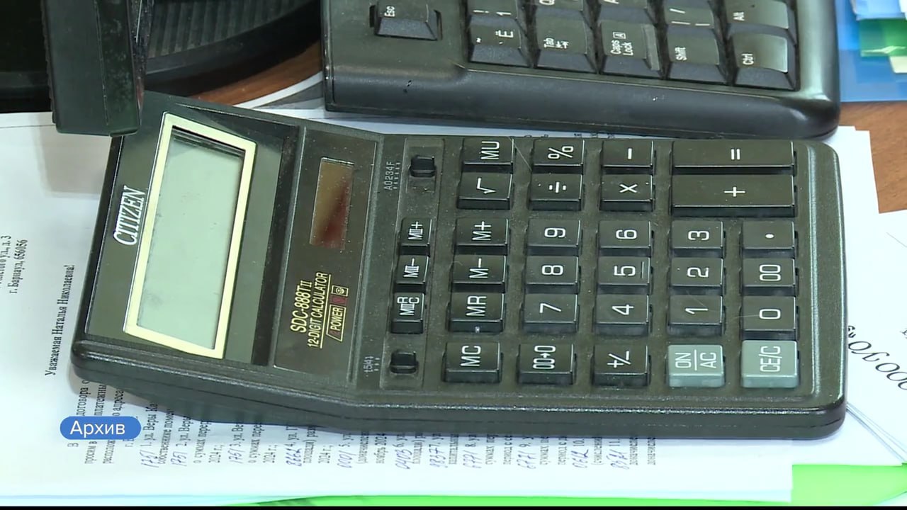 Жители края должны за коммуналку 1 8 млрд рублей Об этом сообщили в региональном Минстрое При этом задолженность населения за коммунальные услуги продолжает расти уточнили в ведомстве Неплатежи населения увеличились примерно на 3 тогда как бюджетные организации напротив снизили суммы долга за тепло и воду почти на 10 по сравнению с началом года Самые большие долги накопили Каменский и Змеиногорский районы там за год сумма задолженности выросла на 100 миллионов рублей Из за недобросовестных потребителей коммунальные организации находятся в сложном экономическом положении поскольку не могут оперативно рассчитаться с поставщиками ресурсов Примечательно также что задолженность за уголь и газ немного снизилась а перед энергетиками напротив увеличилась