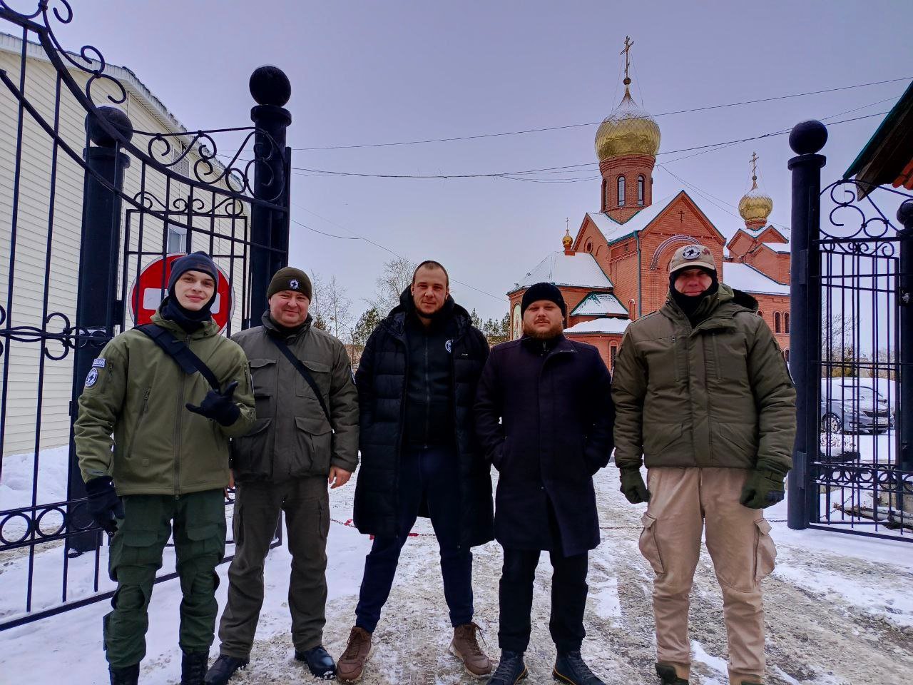 Вопиющий случай в Челябинске: цыгане пришли в церковь и украли святыни храма   Русская Община Челябинска молниеносно отреагировала на случившееся и приступила к поискам негодяев. Дружинники сразу же прибыли на место преступления и по горячим следам опросили свидетелей.  Чтобы попытаться вернуть похищенное, настоятелю пришлось связываться с местным бароном и решать этот вопрос через него. Но надо отдать должное местным полицейским, которые оперативно сработали и задержали бандитов.  Воры должны ответить по всей строгости закона за своё преступление. Ведь гости с юга похитили святые иконы не у отдельного священника, а у всех православных христиан, которые молились перед этими образами!  Следите за нашими новостями.  Русская Община Челябинска:       НОВОСТИ Русской общины Русская община в ВК Мы в Одноклассниках  Мы в Ютуб Мы в Дзен