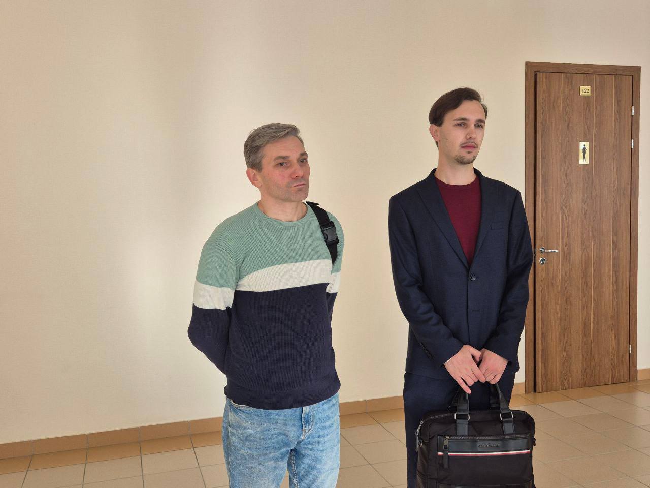 Штраф и ограничение свободы запросили петербуржцу по делу о краске на флагах и билборде с военным Обвинение требует взыскать с Николая Трофимова штраф в 3 8 миллиона рублей а также на четыре года и пять месяцев запретить ему участвовать в публичных мероприятиях и митингах покидать дом с 22 00 до 6 00 выезжать за пределы Петербурга и переезжать без согласия силовиков передает корреспондент Бумаги из зала суда Пытки Ранее Трофимов сообщил что дал свои первые показания под давлением По его словам оперативники били его по голове кулаками ногами поднимали и бросали на пол надевали противогаз и зажимали его чтобы было трудно дышать Преследование По версии следствия в 2023 и 2024 годах Николай Трофимов облил черной краской несколько копий знамени Победы и российских флагов висевших у парадных а также закрасил краской изображение военнослужащего на билборде на Комендантском проспекте За это его преследуют по статьям о реабилитации нацизма и надругательстве над флагом Летом коллегия присяжных решила что вина Трофимова доказана Изначально Приморский районный суд отправил Трофимова в СИЗО Позже его отпустили под домашний арест а сейчас он находится под подпиской о невыезде Последнее слово Николай объяснил что облить краской флаги его подтолкнула угроза призыва для его брата и негативное отношение к советской символике от репрессий пострадали его родственники Трофимов заявил что не хотел оскорбить ветеранов осудил нацизм и фашизм раскаялся в своих действиях назвав их бессмысленными и попросил проявить снисхождение Подписывайтесь на Бумагу и предлагайте новости