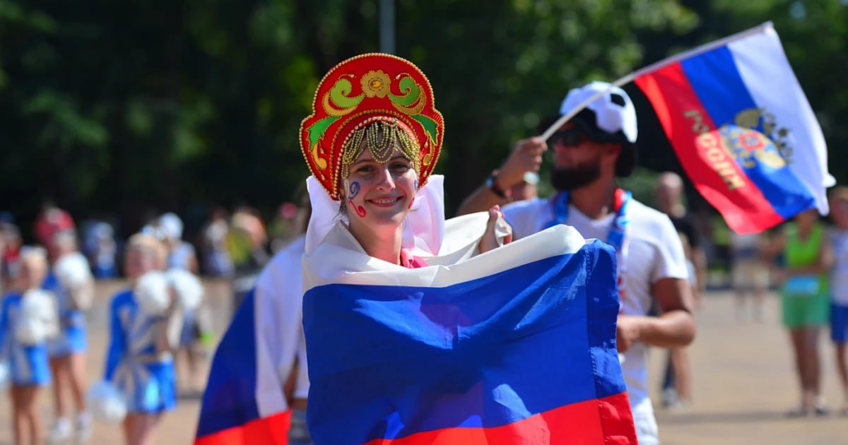 Власти потратят 12 млн рублей на празднование Дня России в Краснодаре Власти Краснодарского края потратят свыше 12 млн рублей на празднование Дня России. Основные расходы: концерт с участием профессиональных артистов 7 млн рублей , оформление города 3,3 млн рублей, включая 9 баннеров, 267 виндеров, 132 флага и арт-объект в виде сердца , проект «Я — гражданин» 974 тыс. рублей, мастер-класс, блиц-опрос, концерт для молодёжи и этно-марафон «Пока мы едины — мы непобедимы!» 1,2 млн рублей, игра в таврели . Также проведут приём губернатора на 50 человек, подготовят сувениры, раздадут 2500 шаров и 22 тыс. лент с триколором. Салюта не будет. Артём Устюжанин / E1.RU /фото/видео для публикации или заказать рекламу: «Утренний Юг»