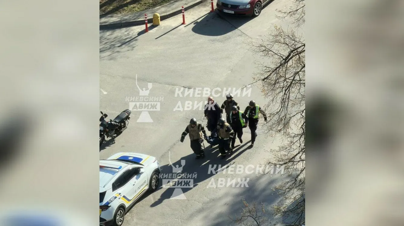 В Киеве вооруженный мужчина захватил заложников в супермаркете В Киеве мужчина открыл стрельбу по людям и забаррикадировался в супермаркете на Демеевке По предварительным данным один человек погиб есть раненые передает ArbatMedia По сообщениям местных СМИ после стрельбы мужчина взял заложников в супермаркете Велмарт Здание окружили сотрудники полиции и спецподразделения На место также прибыли медики Полиция сообщила что неизвестный открыл стрельбу по людям Сейчас проводится спецоперация по задержанию нападавшего По предварительной информации один человек погиб Есть раненые точное число пострадавших уточняется Обстоятельства произошедшего устанавливаются Прислать новость