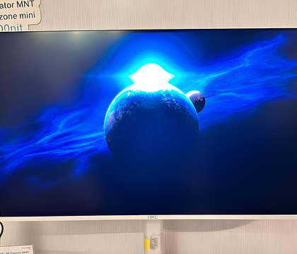 HKC показала 36 5 дюймовый Mini LED монитор с разрешением 8K и яркостью 1800 нит Компания HKC показала в рамках выставки CES 2026 монитор размером 36 5 дюйма который построен на базе технологии Mini LED и поддерживает разрешение 8K Экран оснащается 2000 зонной системой подсветки которая выдает максимальную яркость 1800 нит Сообщается что дисплей обеспечивает превосходную динамическую контрастность и качественную передачу темных сцен одновременно эффективно устраняя эффект ореола