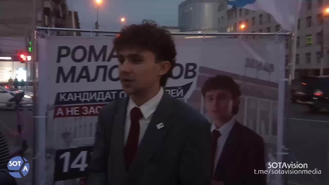 Роман Малоземов устанавливает агитационный куб в Новосибирске на фоне судебного отказа