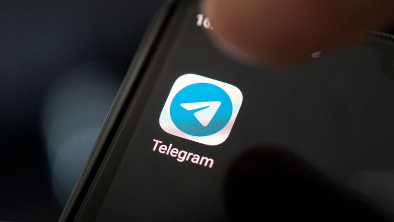 Telegram стал самой востребованной платформой среди российских школьников, обогнав по популярности все другие соцсети. Согласно данным Института воспитания, сервисом пользуются 97% девочек и 95% мальчиков. Популярность мессенджера увеличивается с возрастом: если среди пятиклассников им пользуются 86%, то к старшим классам этот показатель достигает 93-95% у девушек и 89-90% у юношей. Второе место у школьников занимают YouTube 84% среди мальчиков и "ВКонтакте" 89% среди девочек . Интерес к TikTok с возрастом снижается: к 11 классу им пользуются 81% девушек против 91% в 8-9 классах, и 60% юношей против 78-83% ранее. Старшеклассники проявляют повышенный интерес к новостному контенту, в то время как развлекательные форматы вроде челленджей теряют популярность. Девушки чаще следят за бьюти-блогерами, а юноши предпочитают игровые стримы. Отдельно отмечается растущая популярность образовательного контента - многие школьники регулярно смотрят видеоуроки и вебинары от преподавателей-блогеров. #маркетинг #новостимаркетинга