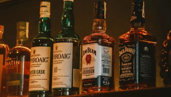 Крупнейшие алкогольные компании столкнулись с самым высоким уровнем инвентаризации за 10 лет пишет Financial Times Запасы спиртных напитков с выдержкой оцениваются в 22 млрд Так запасы французского производителя коньяка Remy в 1 8 млрд почти вдвое превышают годовой доход и близки к полной рыночной капитализации Генеральный директор компании Франк Марилли отметил что цены на продукцию будут существенно снижены Коньяк Hennessy на рынке США также потерял стоимость Во время пандемии коронавируса цена за бутылку доходила до 45 а сейчас до 35 Некоторые производители вынуждены временно закрыть заводы чтобы справиться с нагрузкой Японская Suntory закрыла свой основной винокуренный завод по производству бурбона Jim Beam минимум на год пишет газета Британская Diageo приостановила производство до лета Спиртные напитки начали копиться после того как компании увеличили производство из за выросшего спроса на крепкий алкоголь во время пандемии По словам аналитика Jefferies Эда Манди состоятельные люди закупали его в больших количествах по более низким розничным ценам В 2020 продажи алкоголя Diageo выросли на 80 Что касается России то по данным агентства Infoline розничные продажи алкоголя в России в 2025 2029 будут расти в среднем на 10 8 в год и через 5 лет достигнут 4 9 трлн Одним из факторов роста розничных продаж алкоголя в деньгах в Infoline называют рост доли премиум сегмента В то же время по данным Росалкогольтабакконтроля производство водки в России в 2025 снизилось относительно 2024 на 4 2 и достигло 79 3 млн дал Производство коньяка снизилось на 13 3 до 8 37 млн дал выпуск виноградных вин вырос на 13 6 и составил 36 98 млн дал В целом производство алкогольной продукции в прошлом году без учета пива пивных напитков сидра пуаре и медовухи снизилось на 5 3 до 178 257 млн дал в том числе спиртных напитков крепостью выше 9 на 2 8 до 117 589 млн дал Весь мир включая россиян начинает меньше пить Однако для бюджета в этом хорошего мало поступления от продаж алкоголя снижаются а это страшный сон для для правительства любой страны