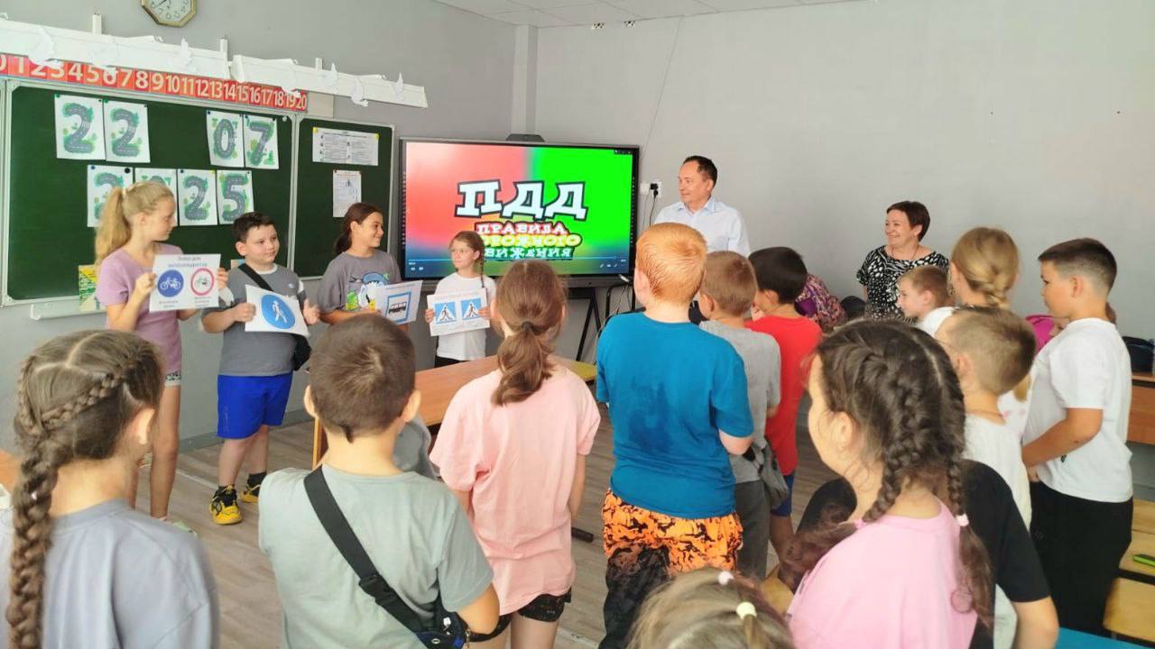 Депутат Волгоградской области Юрий Марамыгин посетил Еланский район. В ходе рабочей поездки посетил Еланскую школу № 3, где работает пришкольный летний лагерь, пообщался с педагогами и детьми, осмотрел спортивную площадку, ознакомился с программой работы лагеря. "Это безопасное пространство, где ребята могут общаться, развиваться и находить новых друзей. Через спортивные мероприятия, творческие занятия и просветительские программы продолжается формирование навыков, которые пригодятся в будущем, укрепляется здоровье. Это отличная возможность для активного и интересного времяпрепровождения и развития детей в летний период. Кроме того, это отличная поддержка для родителей: пока дети учатся новому и весело проводят время, взрослые могут быть уверены в их безопасности и полезном отдыхе! - отметил депутат. Спасибо организаторам и педагогам за их труд, а детям – новых и впечатлений и отличных каникул!" Кроме того, Юрий Марамыгин оценил ход строительства строящегося крытого бассейна. "Новый крытый бассейн станет центром притяжения для детей и взрослых, местом для тренировок, соревнований и активного отдыха. Такие объекты способствуют укреплению здоровья, дарят заряд бодрости и отличное настроение! - отметил парламентарий. Пусть новый крытый бассейн вдохновит многих на занятия спортом и поможет выявить новые таланты." На территории района также завершен капитальный ремонт школы № 2 на 480 мест, ведутся подготовительные работы к новому учебному году. "Мы все понимаем, насколько важно создавать комфортные и современные условия для обучения и насколько значима государственная программа капитального ремонта школ. Это не просто улучшение инфраструктуры — это инвестиции в будущее наших детей и развитие образования в регионе. - отметил Юрий Марамыгин. Благодарю всех, кто был причастен к этому проекту, в том числе подрядную организацию за качественную работу. Уверен, что обновленная школа станет местом, где у детей будут формироваться новые идеи, дружба и знания!"