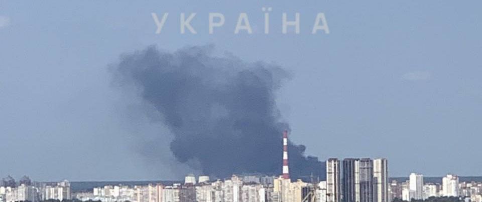 Мощный взрыв и большой пожар в Киеве на ТЭЦ-6 В промзоне на левом берегу Киева мощный пожар после взрыва на ТЭЦ-6. Днепровский район остался без света. Над Троещиной сейчас поднимается столб черного дыма. Подписаться Перекличка