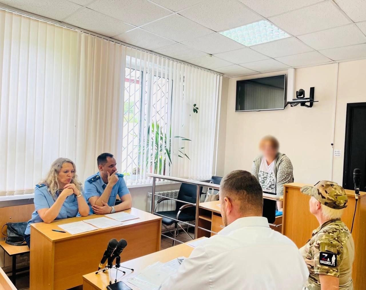 Вдова по расчету: суд лишил «жену» бойца СВО компенсации  В Брянской области суд признал недействительным брак женщины с участником СВО. Оказалось, что она вышла замуж только из-за выплат.  В прокуратуре сообщили, что женщина, занимавшая должность инспектора по воинскому учету в администрации Красногорского района, 5 октября 2023 года заключила брак с местным жителем, который 4 октября 2023 года подписал контракт на участие в СВО. После этого он убыл в зону СВО, где погиб в ходе боевых действий через пять месяцев после заключения брака.   Через пять месяцев мужчина погиб, а «жена» поспешила за компенсацией в военкомат. В итоге она получила социальные выплаты в размере свыше 14 миллионов рублей.  «В силу занимаемой должности женщина обладала информацией об отсутствии у будущего супруга воинской специальности, военной подготовки, располагала сведениями об интенсивности боевых действий в зоне специальной военной операции, в связи с чем не могла не осознавать возможность получения им ранения», − отметили в прокуратуре.  Проблема была в том, что фактически все это время она жила с другим — отцом своих детей. В суде прокурор доказал, что любви не было, совместной жизни тоже: на проводы в армию она не пришла, в госпиталь не ездила, со своими детьми и родственниками мужчину она не знакомила.  Суд признал брак фиктивным, так как любовь оказалась липовой, а мотив вполне материальный. Впрочем, денежки теперь придется вернуть, а если этого не будет сделано добровольно, то последует еще один иск.  И это лишь один случай из нескольких, так как таких «вдов» в последнее время, судя по всему, становится всё больше. Интересно, сколько еще таких «браков по контракту» всплывёт в судах?