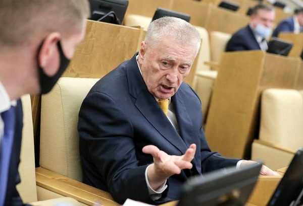 Леонид Слуцкий предложил создать фан-клуб Владимира Жириновского Об этом лидер ЛДПР сообщил на заседании фракции. Предлагаю создать некое неформальное объединение, куда могли бы войти люди, которые любят Жириновского, но, например, не могут по ряду причин, как они говорят, «политизироваться» — например, журналисты, руководители организаций, волонтёры и общественники. Он предложил назвать фан-клуб «Блоком Жириновского». По его словам, это объединение позволит привлечь желающих к сохранению памяти об основателе ЛДПР и вовлечь их в юбилейные мероприятия. Подпишись на «Говорит Москва»