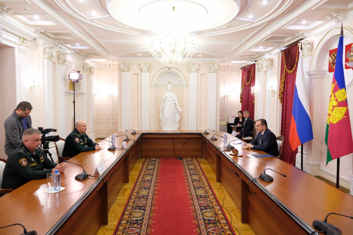 Вениамин Кондратьев встретился с новым начальником Главного управления Росгвардии по Краснодарскому краю Сергеем Токаревым В мероприятии принял участие ранее возглавлявший региональное управление Росгвардии Александр Решетников который перешел на повышение в другой регион Благодаря совместной работе удалось добиться значительных результатов в охране общественного порядка На Кубани проживают 6 5 млн жителей ежегодно мы принимаем около 20 млн гостей Краснодарский край безопасный регион где комфортно жить и работать растить детей строить планы на будущее Поддержание порядка охрана важных объектов инфраструктуры большая ответственность и серьезная нагрузка которая ложится в том числе и на сотрудников Росгвардии Под руководством Александра Решетникова управление успешно решало поставленные задачи благодарю за качественную работу Уверен с новым главой краевого ведомства мы продолжим сохранять безопасную обстановку в регионе и в дальнейшем сказал Вениамин Кондратьев Читайте нас в MAX