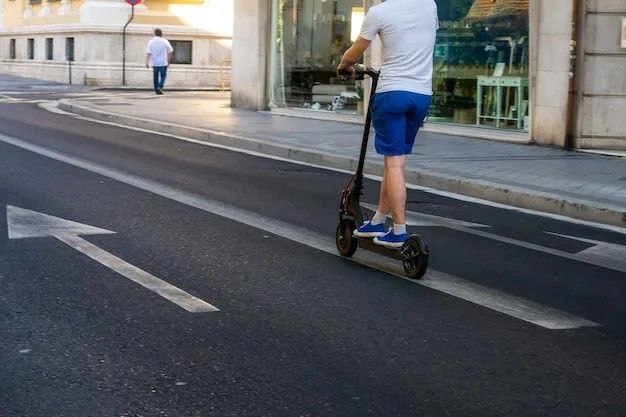 Водители считают наличие электросамокатов на дорогах опасным Большинство автомобилистов 90 считают что наличие велосипедов электровелосипедов и средств индивидуальной мобильности СИМ электросамокаты гироскутеры моноколеса сигвеи и т д на дорогах повышает риск аварий Таковы данные исследования Института общественного мнения Анкетолог Еще 71 полагают что движение этих транспортных средств должно быть организовано вне общего автомобильного потока Отдельно водители отмечают риски связанные с доставкой 62 отрицательно относятся к передвижению курьеров по автодорогам указывая что эти виды транспорта плохо защищены в случае ДТП 58 и что дороги не приспособлены для их безопасного движения 55 Подписаться на PRO transport