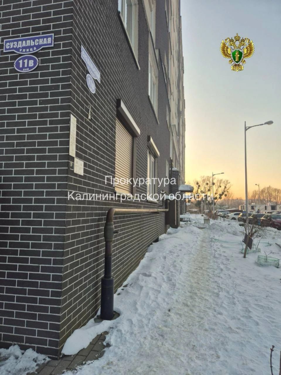 В Калининграде 10 летняя девочка упала на неочищенной дорожке и сломала позвоночник Несчастный случай произошел на улице Суздальской 11 19 января школьница поскользнулась на неочищенной от снега и надели придомовой территории и упала на спину Девочка получила компрессионный перелом позвоночника Прокуратура проводит проверку В том числе оценивают возможность подать судебный иск о взыскании компенсации в пользу ребенка Фото Областная прокуратура