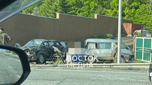 Жесткое ДТП произошло в пригороде Владивостока По словам очевидцев, авария произошла на Шевченко. На фото видно, что в результате ДТП серьезно пострадал черный кроссовер и микроавтобус. На место прибыли сотрудники полиции.