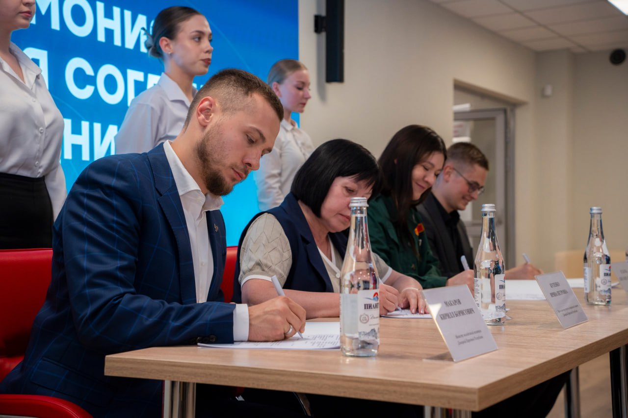 Подписали четырёхстороннее соглашение — Министерство молодежи ДНР запускает проекты «Первая работа» и «Донбасс.Карьера»  Вовремя предложить выбор, вовремя включить в коллектив, в профессию — это не формальность, а профилактика. Серьёзная и работающая. В основе соглашения — команда: государство, образование, молодёжные организации и сама молодёжь. У всех — своя роль, и никто не в стороне,  — министр молодежной политики ДНР Кирилл Макаров.  Написать нам