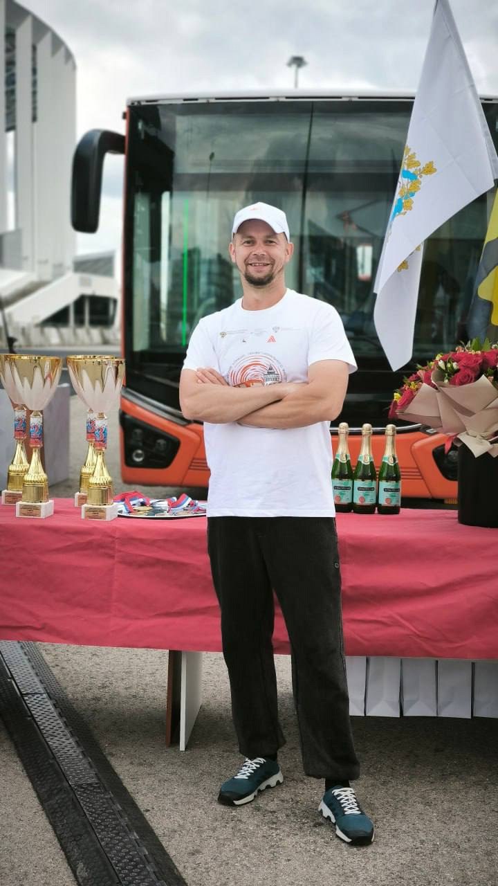 Химчанин Артём Быстриков занял 8 место на Всероссийском конкурсе «Лучший водитель автобуса»! Лучшие из лучших водителей автобусов большого класса со всей страны были его соперниками. Наш водитель показал безупречное знание ПДД и хорошо прошел трассу! Артём молодец! Встретить Артема можно за рулем автобуса №11 «ст. Химки – ул. Шевченко – Ивакино».