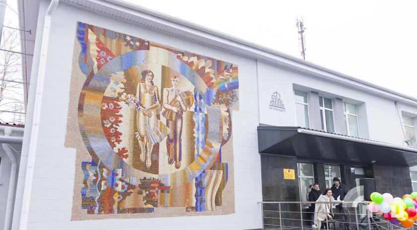 Переходный период охраны объектов культурного наследия в Донбассе и Новороссии будет продлен Депутаты Госдумы приняли закон который продлевает переходный период в сфере охраны объектов культурного наследия ОКН в исторических регионах до 1 января 2028 года Документ вносит изменения в профильный федеральный закон Об особенностях правового регулирования отношений в области культуры который устанавливает охранный статус для ОКН до принятия решений об их отнесении к федеральному региональному или местному значению либо снятия охраны Ранее переходный период действовал до 1 января 2026 года теперь предлагается продлить его до 2028 года Такое решение связано со сложной оперативной обстановкой в воссоединенных регионах близостью к линии боевого соприкосновения опасностью БПЛА заминированными территориями Данные факторы ограничивают возможность обследования ОКН Продление переходного периода позволит продолжить включение объектов в единый реестр без риска утраты охранного статуса Закон вступит в силу со дня официального опубликования в случае принятия Совфедом и подписания Президентом РФ