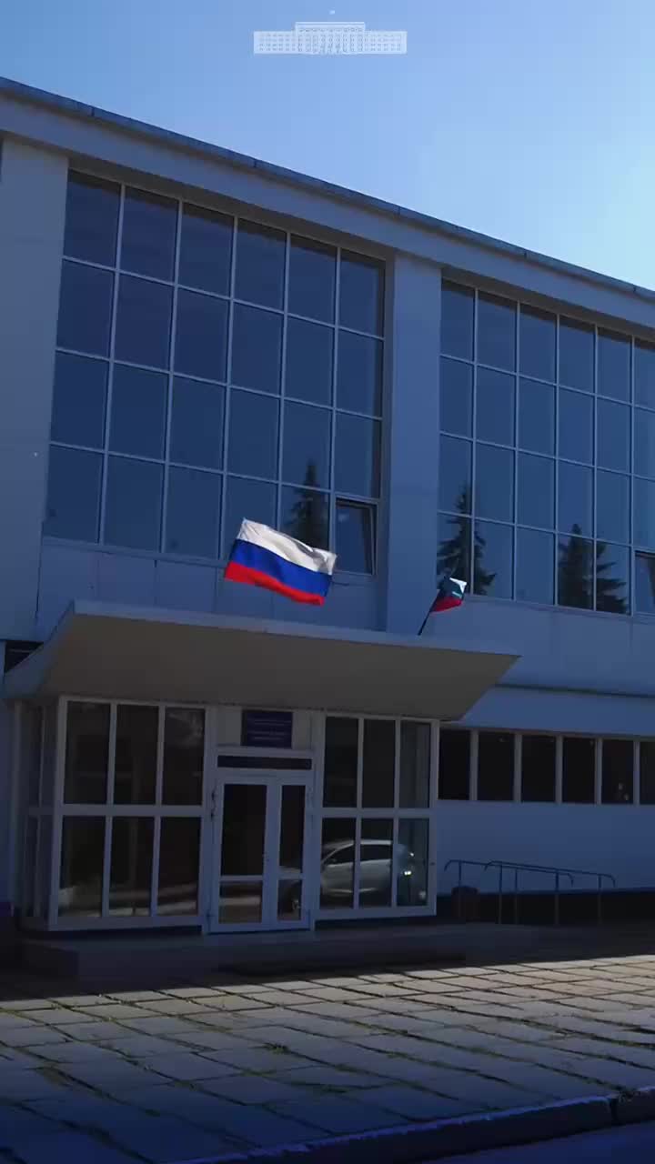 Владимир Путин открывает обновленный бассейн в Первомайске и школу в Северодонецке
