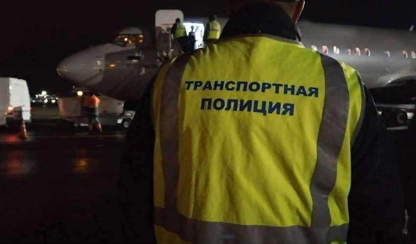 Авиадебошира привлекли к ответственности в Иркутске В Иркутске транспортные полицейские привлекли к ответственности пассажира нарушившего порядок на борту самолёта из Бодайбо Инцидент произошёл после прибытия рейса в аэропорт Иркутска когда диспетчер сообщил о необходимости вмешательства полиции Нарушитель 35 летний житель села Баяндай находился в состоянии опьянения и использовал нецензурную брань в адрес пассажиров игнорируя замечания экипажа В результате инцидента на мужчину был составлен протокол об административном правонарушении по статье 20 1 КоАП РФ мелкое хулиганство что влечёт наложение штрафа от 500 до 1000 рублей или арест до 15 суток Установлено что нарушитель уже привлекался к административной ответственности за аналогичные действия и ранее был неоднократно судим Фото пресс службы Транспортной полиции Прибайкалья Подписаться на НТС