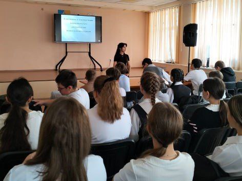 С 27 по 30 октября 2025 года на территории округа было проведено оперативно профилактическое мероприятие Трафарет В совместных рейдах участвовали сотрудники полиции администрации казачества народных дружин молодежного центра и Движения первых В ходе рейдов сотрудниками отдела МВД России Кировский в городе Новопавловске была обнаружена и оперативно удалена пронаркотическая реклама нанесённая краской с использованием трафарета В рамках мероприятия также проводилась информационная работа с населением об административной и уголовной ответственности за незаконный оборот наркотиков а также о тяжелых последствиях их употребления Сообщить о фактах противоправных деяний связанных с незаконным нанесением изображений Экстренные звонки 02 102 112 Дежурная часть отдела МВД России Кировский 8 87938 5 29 10 Отдел по обеспечению общественной безопасности ГО и ЧС администрации округа 8 87938 5 14 95 Сайт t me antinarkotik sk Анонимная горячая линия 8 905 461 02 24