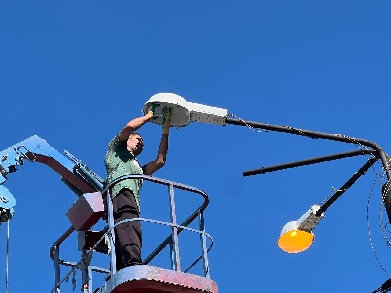 Более 300 участков уличного освещения привела в порядок Автодорсфера Белогорска за текущий год На предприятии рассказали о том что бригада электриков работала над монтажом нового освещения обслуживанием действующих электросетей фонарей светильников а также над восстановлением линий пострадавших от летнего урагана Большая часть работ выполнена по результатам обращений жителей города в группу Делаем Белогорск лучше Монтаж нового освещения и обслуживание действующего освещения выполнялось на 179 улицах рассказала директор Автодорсферы Анна Опришко Наиболее часто бригада работала на ул Кирова ул Ленина ул 50 лет Комсомола более 10 раз По ул Политехническая 9 раз въезд в город и ул Производственная по 8 раз От двух до 5 участков отрабатывались по ул Куйбышева Металлургическая Серышева Зеленая Калининская Луценко Набережная Гастелло 9 Мая с Низинное Котовского Фрунзе Пушкина Чехова Мостовая Шевченко Амурская Суворова Госпитальная Высокая Скорикова Белогорская Волочаевская Колхозная Ударная Дорожная пер Косой пер Осенний пер Малый Первомайская Южная Ботаническая Садовая Невского Школьная О Кошевого Хабаровская Зейский Ремесленная Титова пер Дальний ул Стрелка ул Радиоцентр 2 я Пушкинская На 128 участках электрики работали по 1 разу Ранее сообщалось Автодорсфера Белогорска выполнила оснащение более 2 километров нового уличного освещения в частном секторе за летние месяцы Новое освещение выполнено по ул Левоневского пер Никольский пер Сигнальный ул Донская пер 2 й Кирпичный ул Кирова 304 А В Также электриками предприятия по благоустройству приведено в работоспособное состояние более 8 километров линий электропередач поврежденных ураганным ветром 24 июля Один из самых больших восстановленных участков это освещение на въезде в город протяженностью 2 8 км С начала года в рамках обслуживания уличного освещения заменены почти 1 6 тысяч ламп 2 сотни светильников более 170 фонарей более полусотни натяжителей 9 2 километров СИП Следите за новостями на Белогорск РФ   ВK   ОК   MAX канал   поддержать канал