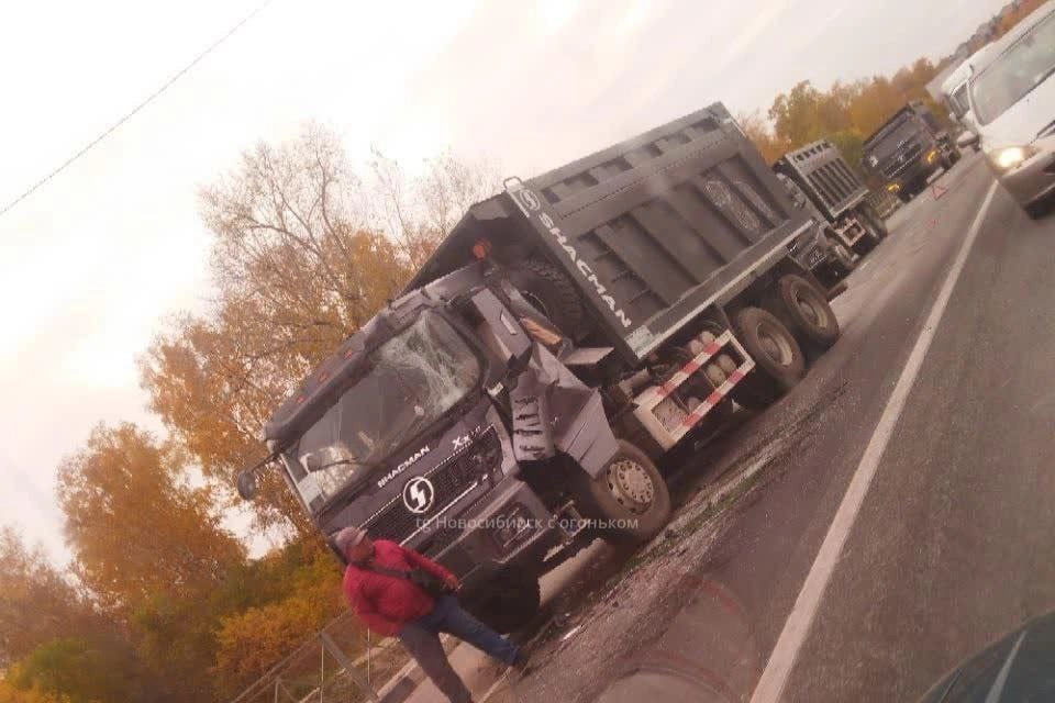 На Бердском шоссе столкнулись три грузовика.  ДТП произошло у поселка Кирово. На участке растянулась пробка почти на 10 км.  Если вы стали свидетелем этого происшествия или знаете его участников, то свяжитесь с редакцией в комментариях или через  .  Фото: Новосибирск с огоньком / Telegram