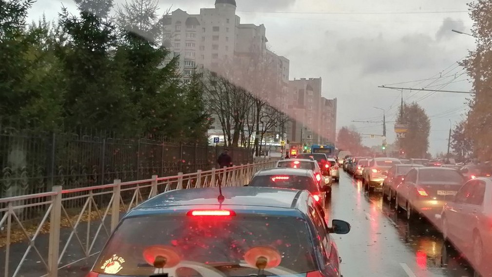 В связи с прогнозируемыми осадками в виде дождя на территории региона ожидается ухудшение дорожной обстановки. Возможны снижение видимости, скользкое покрытие проезжей части и увеличение тормозного пути. Водителям рекомендуется соблюдать безопасный скоростной режим, увеличить дистанцию до впереди идущих транспортных средств, избегать резких маневров и заблаговременно включать сигналы поворота при перестроении. Пешеходам следует быть особенно внимательными при переходе проезжей части, использовать световозвращающие элементы и пересекать дорогу строго в установленных местах. Всех участников дорожного движения призывают к повышенной бдительности и неукоснительному соблюдению Правил дорожного движения. Фото: РИА Стрела