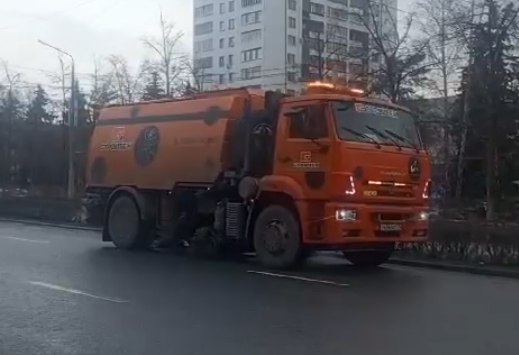 На уборку улиц Челябинска вывели дорожные пылесосы   Спецтехника эффективно собирает грязь после дождя.