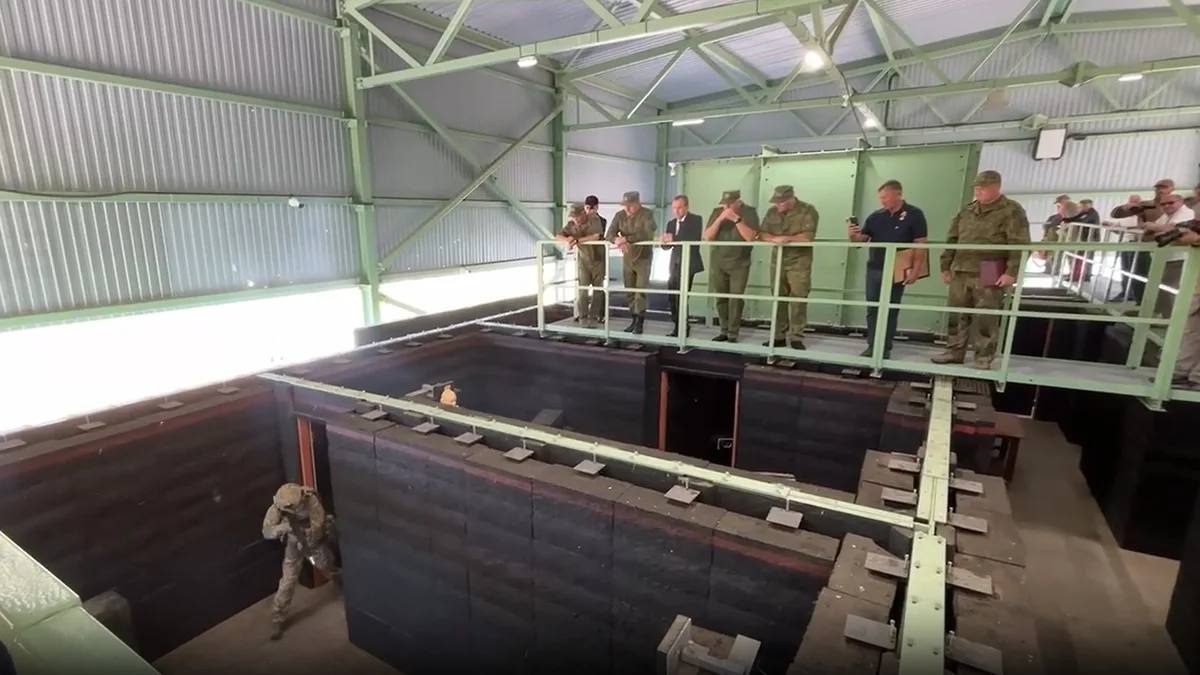 В Краснодарском крае открыли учебный центр Южного военного округа. Об этом в своем Telegram-канале сообщил губернатор региона Вениамин Кондратьев. Церемонию открытия провели глава Кубани и заместитель министра обороны РФ Юнус-Бек Евкуров. По словам губернатора, полигон начали строить два года назад — на месте, где был заложен первый камень, сейчас функционирует современная инфраструктура для подготовки военнослужащих. Telegram-канал Вениамина Кондратьева Подписывайтесь на «Ъ-Кубань-Черноморье»