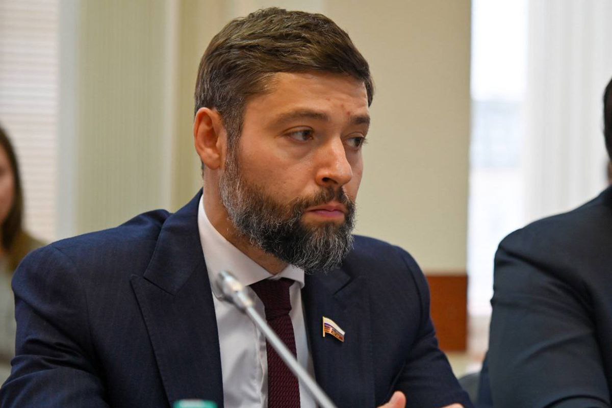 Александр Якубовский С отменой моратория на проверки застройщиков Единая Россия будет развивать механизмы защиты прав социально незащищенных категорий граждан В их числе участники СВО многодетные семьи граждане приобретающие единственное жилье сообщил депутат ГД В сфере долевого строительства ключевым должен оставаться принцип ответственности за взятые обязательства а не постоянное расширение исключений из общего правила отметил член комитета Государственной Думы по строительству и жилищно коммунальному хозяйству Александр Якубовский За время действия моратория сформировалась ситуация при которой у дольщиков были существенно ограничены инструменты защиты тогда как последствия срыва сроков фактически перекладывались на людей Особое значение этот вопрос имеет для наименее социально защищённых категорий граждан Речь идет о семьях с детьми молодых семьях гражданах приобретающих единственное жилье людях использующих ипотеку с господдержкой участниках СВО и их близких Для этих категорий перенос сроков сдачи жилья не просто неудобство а серьезный социальный риск влияющий на уровень жизни и финансовую устойчивость семьи сказал он Якубовский подчеркнул что восстановленные меры ответственности должны реально работать а не оставаться формальностью Недопустимы попытки обхода закона через дополнительные соглашения изменение условий договоров или иные схемы позволяющие застройщику уйти от ответственности Такие практики должны получать правовую оценку с участием надзорных органов отметил он При этом задача регулятора не создавать давление на отрасль а формировать устойчивую и справедливую модель рынка Добросовестные застройщики соблюдающие сроки и выполняющие обязательства не должны сталкиваться с негативными последствиями Напротив именно для них восстановление ответственности означает равные условия и устранение недобросовестной конкуренции уточнил депутат В дальнейшем по словам Якубовского Единая Россия будет развивать дополнительные механизмы защиты дольщиков включая финансовые инструменты обеспечения ответственности застройщиков которые позволят гарантировать компенсацию гражданам независимо от хода конкретного проекта Поддержка строительного комплекса должна быть адресной и не осуществляться за счет ущемления прав людей заключил он ergosdumaofficial