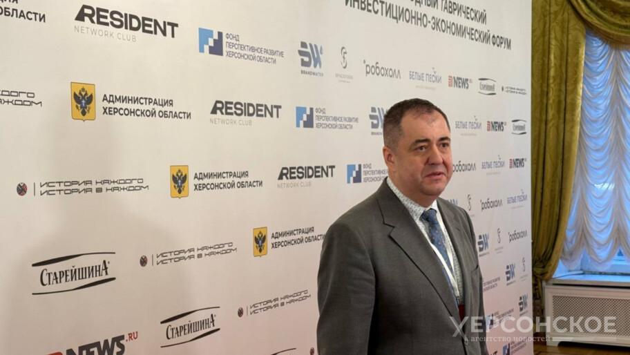 Вице губернатор Херсонской области рассказал об участии иностранцев на ТИЭФ Вице губернатор Херсонской области Владимир Боделан на форуме ТИЭФ рассказал о его международных участниках а также о работе с историческими регионами Для меня очень важно говорить о том что на данном форуме сейчас это у нас второй экономический форум он проходит в Москве Будут принимать участие более 60 представителей различных государств Страхи взаимодействия с историческими регионами да и с Россией в целом уходят на нет И я уверен что через небольшое количество времени мы о них будем вспоминать уже как об исторических событиях Россию надо уважать любить всецело и работать с ней потому что это единственный путь для развития своего бизнеса да и своих государств Без России этот мир не будет существовать это невозможно ответил он на вопрос корреспондента ХАН Боделан рассказал что для него данный форум это больше показательное взаимодействие государственных органов власти органов исполнительной власти и непосредственно представителей бизнеса Мы понимаем те условия в которых сегодня приходится развивать бизнес на исторических территориях Тем не менее есть бизнес патриоты которые понимают что сегодня нашим территориям важна их поддержка отметил Боделан Напомним в Москве открылся второй Таврический инвестиционно экономический форум Участников среди которых предприниматели чиновники и лидеры исторических регионов ждет насыщенная программа Интерес к форуму проявили и на международном уровне ожидаются гости из Индии Ирана Никарагуа Узбекистана КНДР и Афганистана