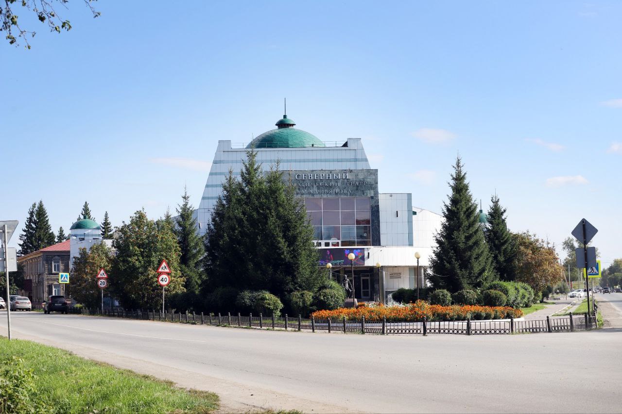 Северный драматический театр выиграл Всероссийский конкурс постановок спектаклей по произведениям современных драматургов Северная драма находится в Таре. Театр стал победителем со спектаклем «Солдатская вдова» по пьесе Николая Анкилова. Конкурс проводится при поддержке Минкультуры России. Его основная цель — поддержка создания новых театральных постановок по произведениям современных драматургов. Постановки должны быть написаны в период с 1950-х годов по настоящее время. На участие в конкурсе поступила 51 заявка из 29 регионов — от Хабаровского края до Курской области. Победителями стали 17 театров. В это число вошел и Омский государственный Северный драматический театр имени М.А. Ульянова. Победители получат финансовую поддержку на реализацию новых постановок. Премьеры состоятся до конца 2025 года. : Проспект Культуры Подписаться Написать в редакцию