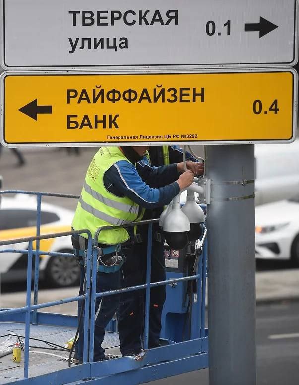 Госдума рассмотрит проект запрета рекламы на желтых табличках под дорожными знаками По мнению законодателей бизнес злоупотребляет размещением рекламы на дорогах под видом информационных указателей Спрос на подобные размещения формируется в связи с ростом цен на наружную рекламу который наиболее ощутим в сегменте малого и среднего бизнеса считают аналитики пишет Коммерсант Согласны что нужно запретить Д мешает Нет мне ок