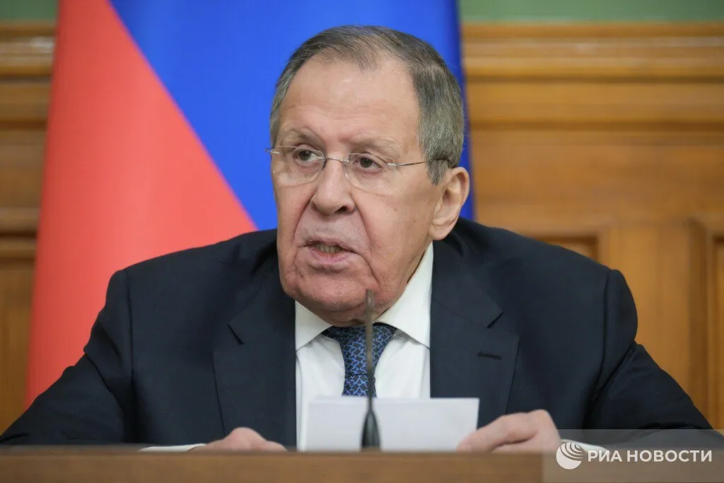Россия может восполнить дефицит энергоресурсов КНР и других заинтересованных стран возникший на фоне блокады Ормузского пролива заявил Лавров по итогам визита в Китай Другие заявления главы МИД России  Визит Путина в Китай пройдет в первой половине 2026 года  Лавров сообщил что обсудил в Китае обострение обстановки в мире из за действий Запада ситуацию на Ближнем Востоке милитаризацию ЕС и кризис в НАТО   США и Иран должны продвигать реалистичные цели на переговорах РФ и Китай готовы продвигать любые форматы их внешнего сопровождения   Москва примет любое решение Ирана по обогащенному урану готова сыграть роль в решении этого вопроса  Отношения России и США не находятся на точке замерзания контакты проводятся но не о всех из них рассказывается   На переговорах по Украине на Аляске речь шла о признании реалий на земле де юре Москва остается приверженной достигнутым на саммите договоренностям  Санкции США против России сохраняются как и дискриминация российских энергетических компаний на рынке  Запад замышляет новый военный блок в котором Украина ведущий участник  Макрон упивается мыслью о создании стабилизационных сил на Украине Подписаться на РИА Новости