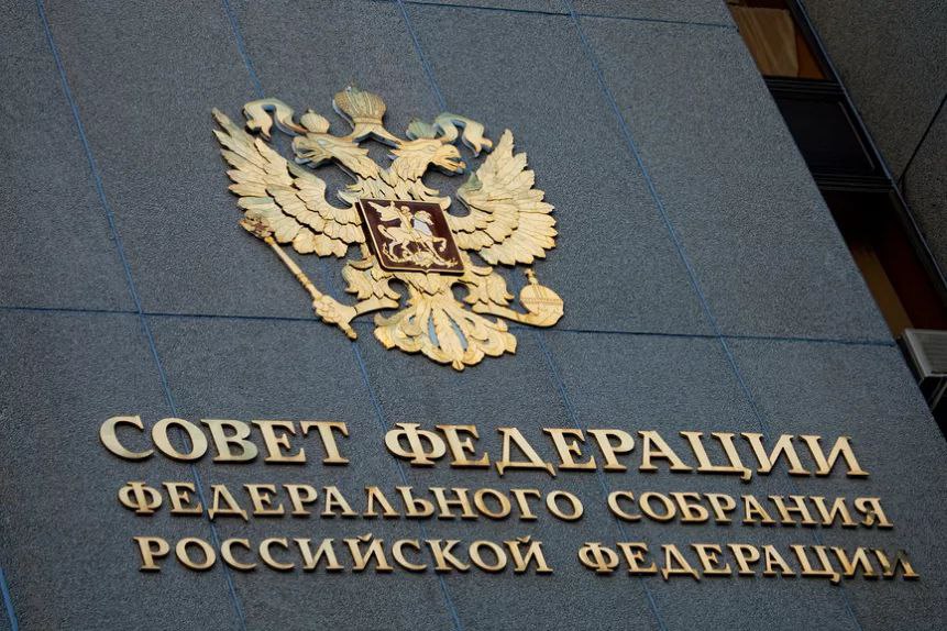 Нашу законодательную инициативу поддержали сенаторы на заседании Комитета СФ по социальной политике На одной из сессий мы обратились к федеральным коллегам с предложением увеличить сроки сдачи отчетности организациями опекунами в органы опеки Дело в том что по действующему законодательству отчет об управлении и использовании имущества подопечных должен быть представлен в органы опеки не позднее 1 февраля Но из за того что организации попечители шефствуют над большим количеством граждан у них недостаточно кадров для этой работы и они не всегда успевают отчитаться в срок Мы внесли инициативу продлить сроки сдачи отчетности на три месяца то есть до 1 апреля и получили положительное решение
