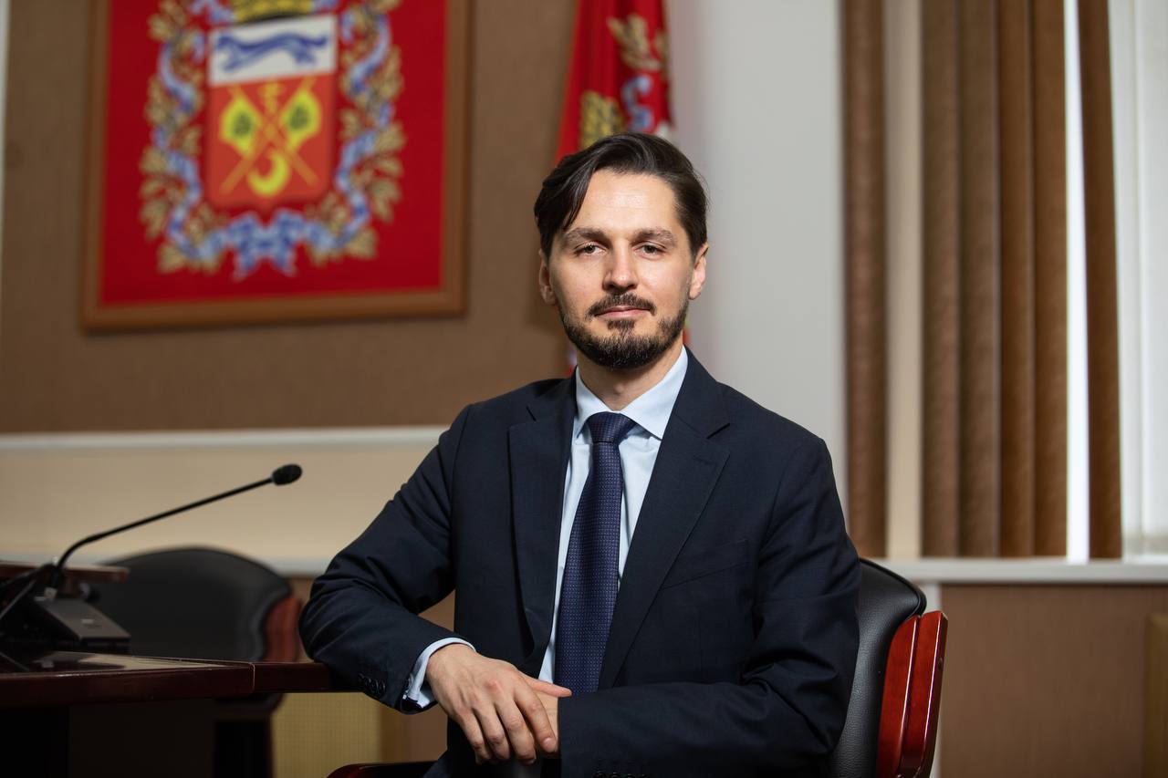 ОРТ Новости Оренбуржья Экс глава ОЭЗ Оренбуржье возглавил экономический блок правительства области Антон Ефимов назначен вице губернатором министром экономического развития Оренбургской области Ранее он возглавлял особую экономическую зону Оренбуржье где под его руководством число резидентов выросло до 23 компаний До него обязанности министра экономического развития с 15 апреля 2025 года исполняла Елена Здорова Задачи которые обозначил губернатор это следующий шаг в развитии Оренбуржья которое мы вместе будем продолжать развивать и усиливать позиции как на региональном так и на международном уровнях заявил Ефимов Новый вице губернатор будет курировать экономический блок правительства региона Фото Минэкономразвития Оренбургской подробнее на канале ОРТ Новости Оренбуржья