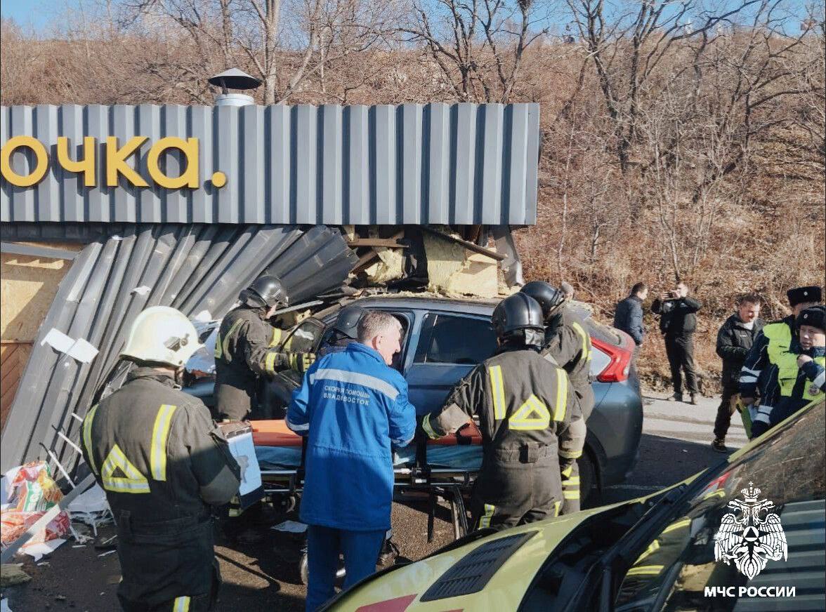 Пять человек пострадали при столкновении автомобиля с пит стопом во Владивостоке В момент аварии внутри пит стопа Еда и Точка на Катерной находились пять сотрудников Четверо работников и водитель автомобиля доставлены в больницу Одну из сотрудниц пит стопа несмотря на усилия медиков спасти не удалось Состояние водителя оценивается как тяжелое На месте работают экстренные службы выясняющие все обстоятельства произошедшего Deitaru