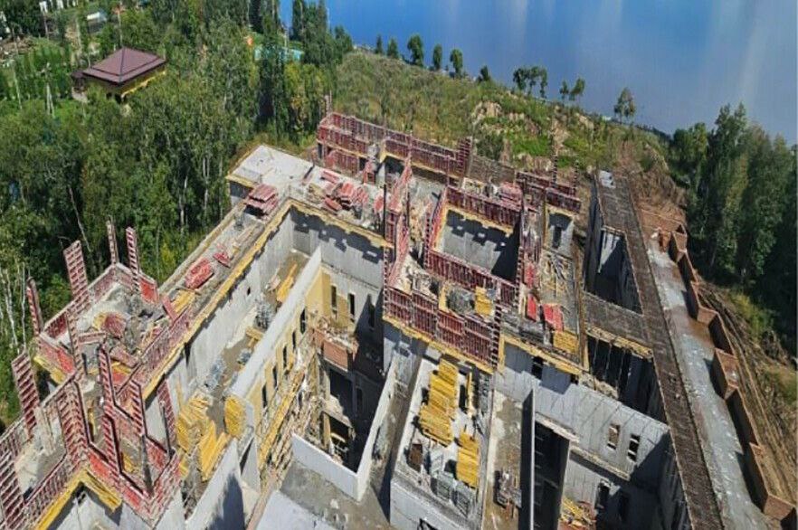 В Благовещенске продолжается строительство Дома социального обслуживания Возводят объект в рамках реализации нового национального проекта Семья ДСО разместится в районе Дома инвалидов на улице Чайковского Сейчас на объекте ведутся кровельные работы армирование стен будущего здания монтаж инженерных коммуникаций Все работы выполняются в соответствии с графиком строительный контроль за ходом строительства осуществляет РосСтройКонтроль также на объект для контролирующих мероприятий регулярно выезжают специалисты ГБУ Амурской области Строитель рассказали в министерстве строительства и архитектуры Амурской области Стоимость строительства составляет более 2 5 миллиарда рублей Ввести объект в эксплуатацию планируется в 2026 году Подписывайтесь на Amur life