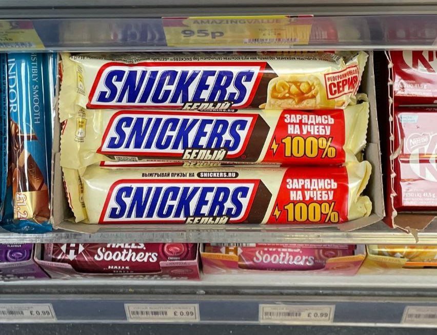 Магазины Лондона неожиданно заполонили шоколадки Snickers с русскоязычными надписями на упаковках пишет NYT Компания производитель в этой связи сообщила что не может помешать посредникам покупать сладости и потом перепродавать их в Европе bankoffo