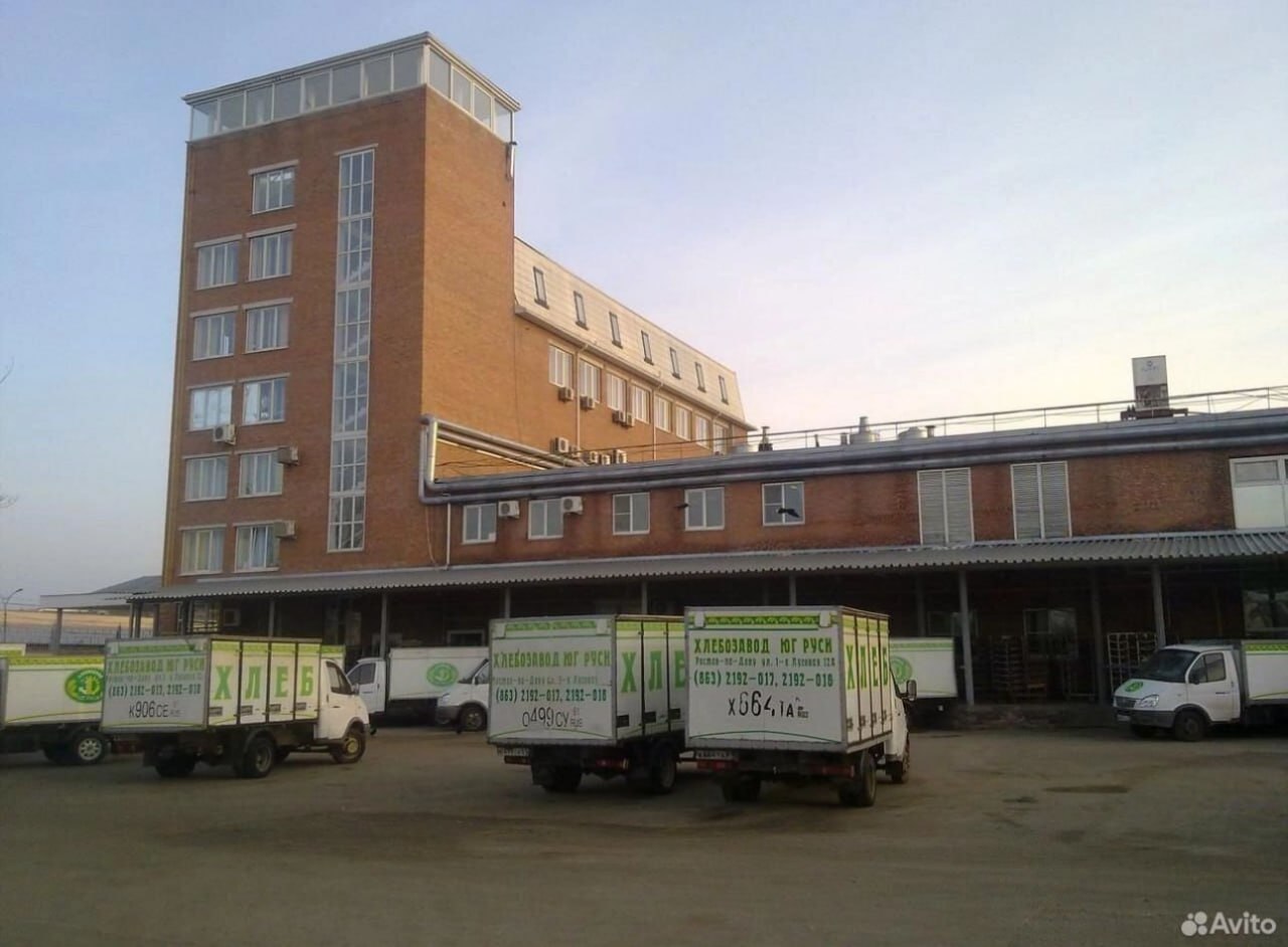 В Ростове выставили на продажу производство хлебозавода «Юг Руси» В Ростове продают производство хлебозавода «Юг Руси». Об этом стало известно из объявления на популярном сайте по продаже недвижимости. Территорию площадью более 14 тысяч квадратных метров продают за 850 миллионов рублей. За такую сумму покупатель получит пять объектов недвижимости, ж/д пути длиной 112 метров. На территории также расположены помещения для производства, склады и объекты для административных зданий. Стоит отметить, что завод открыли в 1992 году. Его основал Сергей Кислов. Сначала производство выпускало муку, а позже подсолнечное масло. Компания имела головокружительный успех и занимала лидирующие позиции в производстве, продаже и экспорте российской продукции. Однако в 2024 году «Юг Руси» зафиксировал убытки в размере 139 миллионов рублей. Теперь бывший завод могут переоборудовать под складские помещения. Подписаться на "Новости Ростова" Прислать новость
