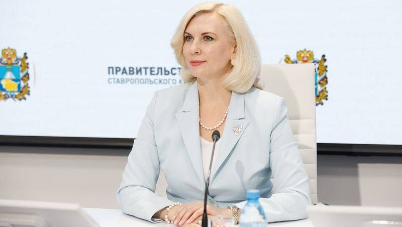 О свободном посещении школ при угрозе БПЛА напомнила министр образования Ставрополья Возможность для родителей самостоятельно решать стоит ли вести детей в учебные заведения пока действует угроза ввели по поручению губернатора Ставрополья Владимира Владимирова Такое решение принчли из за технических причин объяснила Мария Смагина на прямом эфире в ЦУР края Обычно угроза поступает ночью из за чего откладываются автобусные рейсы и занятия в школах пока не объявят об отмене опасности При появлении рисков в конкретных населенных пунктах школы и родители получат дополнительные предупреждения Если опасность возникает днём то родители могут забрать ребёнка с уроков или же доверить защиту образовательной организации добавила глава минобра Победа 26 ЧП Ставрополь Мы в MAX   подпишись
