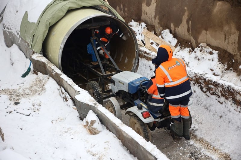 Обновление Загородного коллектора в Новосибирске завершено на 75 Темпы и качество работ на коммунальном объекте оценил мэр Максим Кудрявцев Загородный коллектор это сложное гидротехническое сооружение которое обеспечивает утилизацию сточных вод не только из Новосибирска но и из городов прилегающих к его границе Важно поддерживать его в исправном состоянии потому что город растёт развиваются микрорайоны прибывает население пояснил глава города Постепенная реконструкция здесь идет с 2020 года Работы на одной из двух линий уже полностью завершены на второй еще ведутся Фото предоставлено пресс службой мэрии Новосибирска federalpress Мы в MAX