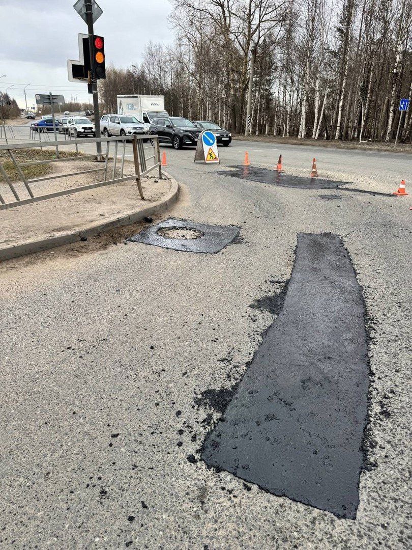 В Архангельске работы по ямочному ремонту проводят и в праздничные дни Лендорстрой-Плюс 8 и 9 мая чинил дорожное покрытие в Октябрьском, Ломоносовском и Соломбальском округах На улицах Тимме и Урицкого, а также на Никольском проспекте устранили дефекты на 100 квадратных метрах дорожного покрытия. В начале недели подрядчик работал на нижнем Талажском шоссе, где отремонтировал около 47 квадратных метров дороги.