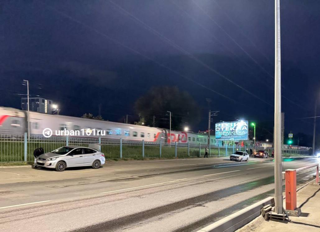 На улице Нансена в Ростове-на-Дону разрыли дорогу, но не поставили предупреждающий знак, рассказывает читатель. По его словам, вчера четыре машины случайно заехали в вырытую яму и повредили колеса машин. На Нансена уже неделю как разрыли дорогу, закидали песком и натянули сетку. Всё Нансена итак в сплошных кочках и ямах, но это уже совсем, — жалуется читатель. Ростов коммунальный