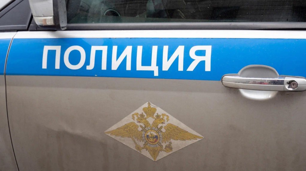 Журналистку Елену Верещагину арестовали в Москве По данным суда, в общественном месте Елена, «нарушая общественный порядок, выражалась нецензурной бранью, размахивала руками, выражала явное неуважение к обществу, на замечания граждан не реагировала». Детали инцидента не уточняются. Её арестовали на 15 суток. Елена отметила, что ранее был арестован её знакомый — главред телеграм-канала «Архитектурная излишества» Павел Гнилорыбов. Она предположила, что их задержания связаны с тем, что они 3 мая якобы случайно оказались в гостинице «Националь» в центре Москвы во время репетиции парада Победы. Подробнее — на сайте Лениздата Фото: Дмитрий Абрамов / MR7