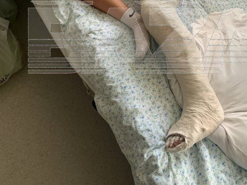 В Подмосковье подросток самбист умышленно покалечил соперника на тренировке Как сообщает Телеграм канал Baza все произошло в Мытищах Юный самбист 12 лет сломал ногу сопернику во время тренировки не взирая на крики других подростков и призывы тренера не проводить болевой прием Предыстория ЧП такова Миша и Дима имена изменены занимающиеся в одной секции пару недель назад поссорились Миша въехал в друга Димы на велосипеде Дима решил ему отомстить во время отработки болевого приёма Он взял и просто выполнил прием в полную силу После случившегося тренер помазал пострадавшему больное место мазью и попросил мать Миши забрать его с занятия В больнице у мальчика диагностировали переломы малой и большой берцовых костей со смещением Сейчас Миша передвигается в инвалидной коляске Мать мальчика направила в спортшколу судебную претензию и подала заявление в полицию