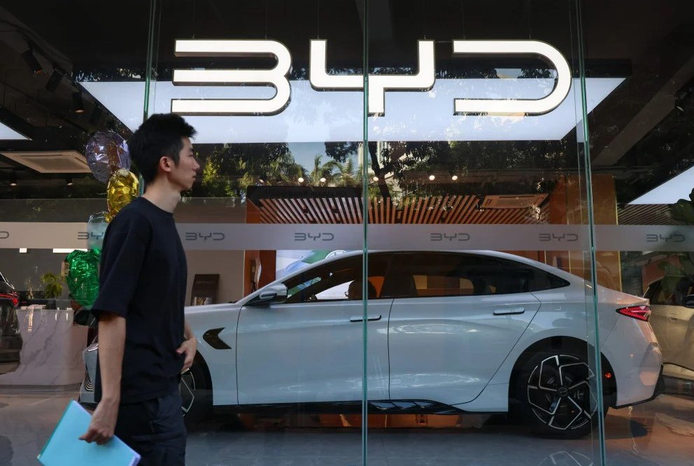 Акции BYD резко выросли после презентации технологии зарядки «быстрее, чем заправка бензином»    Акции BYD подскочили до рекордного уровня после того, как китайский автопроизводитель представил линейку электромобилей, которые, по его словам, могут заряжаться почти так же быстро, как заправляется обычный автомобиль.    Акции автопроизводителя выросли на 6% на открытии торгов в Гонконге во вторник, увеличив его рыночную стоимость почти до 162 миллиардов долларов — больше, чем у Ford Motor Co., General Motors Co. и Volkswagen AG вместе взятых.    Новая батарея и система зарядки BYD смогли обеспечить около 400 километров  249 миль  запаса хода за 5 минут в ходе испытаний на новом седане Han L, заявил в понедельник председатель и основатель компании Ван Чуанфу. Производитель начнет продавать автомобили с новой технологией в следующем месяце.    Возможность зарядить автомобиль за то время, которое требуется автомобилю с двигателем внутреннего сгорания, чтобы подъехать к заправочной станции и выехать с нее, может убедить водителей, которые не готовы делать длительные остановки, перейти на электромобили.    «Мы считаем, что это еще один признак того, что BYD переживает стратегический сдвиг», — написали в заметке аналитики Macquarie Capital, включая главу China Autos Юджина Сяо. «Вместо того, чтобы конкурировать по цене, дизайну автомобиля или выходить на новые продуктовые ниши, BYD, похоже, ищет способы использовать свой масштаб и основные технологии электромобилей, чтобы выделиться на высококонкурентном рынке».  Источник: Bloomberg    Если полезно, поставьте лайк    #BYD