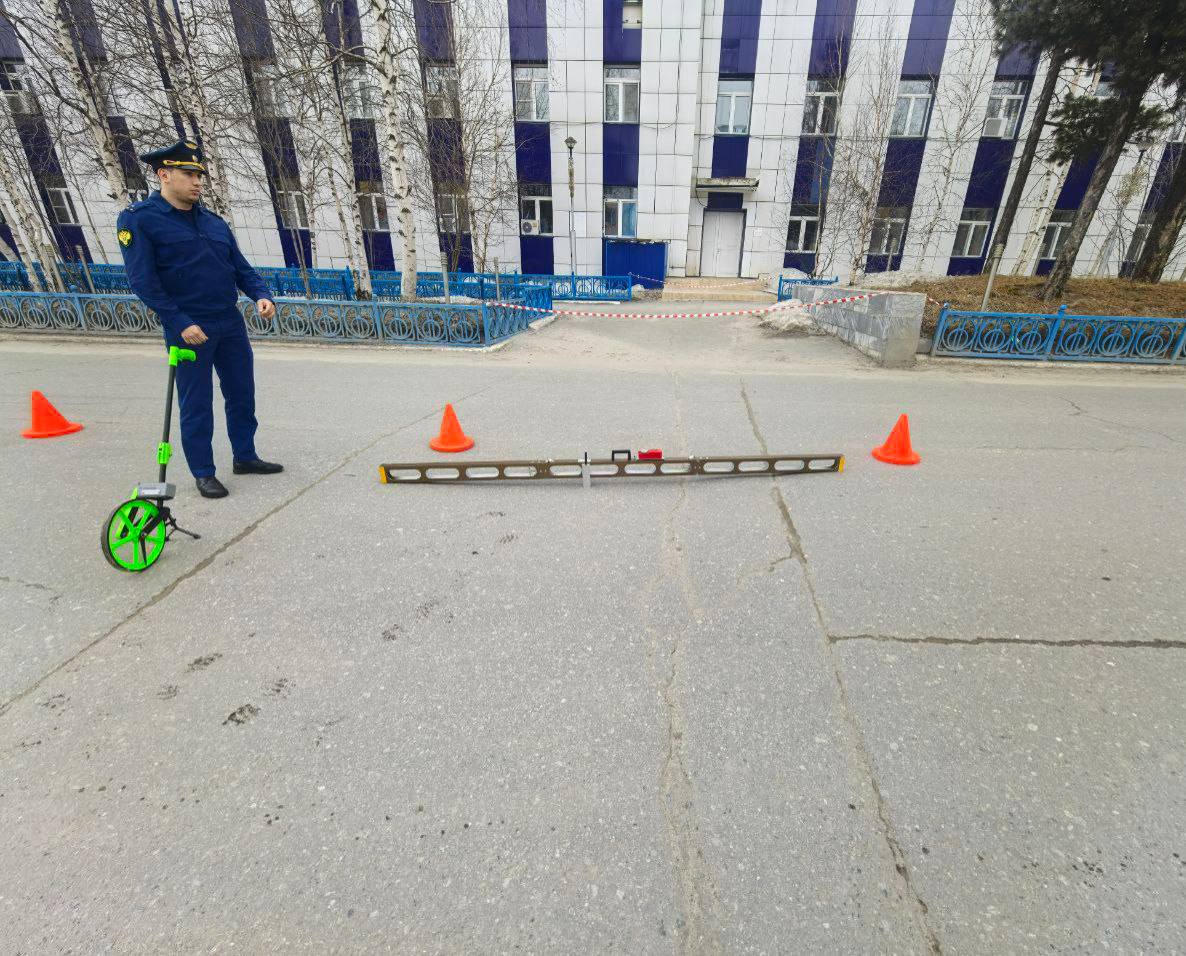 Прокуратура и Госавтоинспекция провели обследование улично-дорожной сети города Надыма. Улично-дорожную сеть проверили на наличие дефектов дорожного покрытия и отсутствие дорожной разметки на автомобильных дорогах. По результатам обследования был составлен акт комиссионного обследования с указанием участков, не отвечающих обязательным требованиям ГОСТ. Собранные материалы по результатам обследования направлены в Надымскую городскую прокуратуру для принятия мер прокурорского реагирования в отношении лиц, отвечающих за содержание улично-дорожной сети города Надыма. #мвдроссии #полиция #гибддянао #гибдд #янао #надымскийрайон