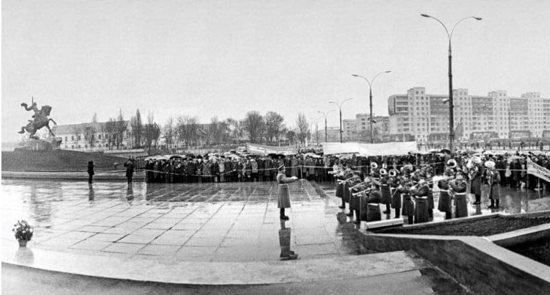 23 ноября 1979 года в Тирасполе открыли памятник Александру Васильевичу Суворову Изначально монумент стоял на месте крепости Срединной а позже был перенесён на центральную площадь города которая носит имя полководца Девятиметровую бронзовую скульптуру создали Владимир и Валентин Артамоновы архитекторы проекта Я Дружинин и Ю Чистяков Памятник считается одним из самых удачных монументальных образов Суворова в бывшем СССР Работа братьев Артамоновых была отмечена золотой медалью имени Евгения Вучетича Фото из фондов музея города Тирасполя Подписаться на портал