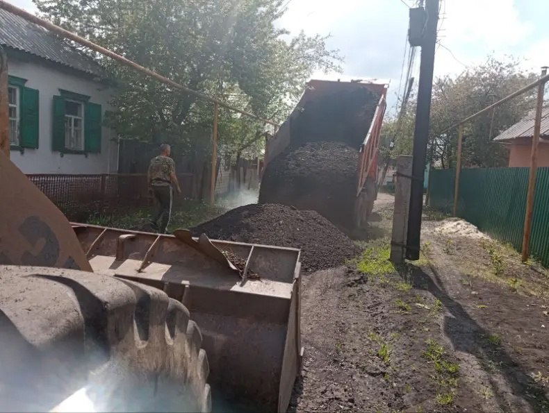 Сотрудники МУП «Спецкомавтотранс» начали работы по подсыпке проезжей части от переулка Дзержинский. Данные работы улучшат состояние дороги и обеспечат безопасность движения. В работе задействовано 2 единицы специализированной техники и 3 работника предприятия. МУП «Спецкомавтотранс» призывает граждан проявлять терпение и соблюдать временные ограничения на участках, где ведутся работы.