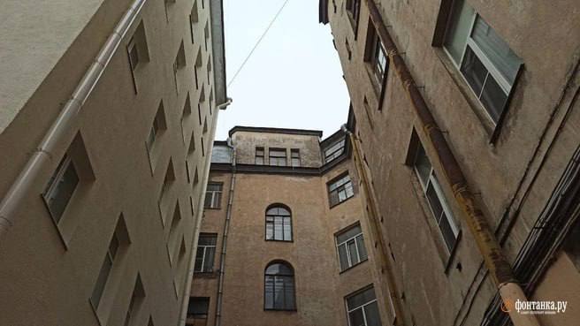 Жильцы дома на Английском проспекте столкнулись с блокировкой счетов из-за долгов за ЖКУ. Они не живут там уже несколько лет. Читательнице Ольге 8 июля пришло постановление о взыскании более 130 тысяч рублей, спустя пару дней её счета заблокировали — общая сумма долга достигает почти 220 тысяч. Несколько лет она вместе с мужем жила в маневренном фонде и не ожидала, что им придётся платить за обслуживание квартир в здании, которое было полностью снесено, реконструировано и еще не принято в эксплуатацию, не заселено. Тем не менее, подобные списания могут быть вполне законными. Почему — читайте здесь.